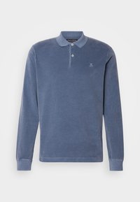 Polo à manches longues en tissu bleu. Présente un col à boutons, une légère texture et un logo subtil sur la poitrine gauche. Design simple.