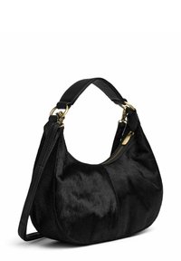 Černá kabelka s texturou kožešiny, zahnutým designem, koženými detaily, zlatým zipem a odnímatelným ramenním popruhem.