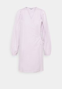 Vestido envolvente de lavanda con escote en V, mangas largas abullonadas, detalles fruncidos y un lazo en la cintura. Fabricado con tela texturizada.