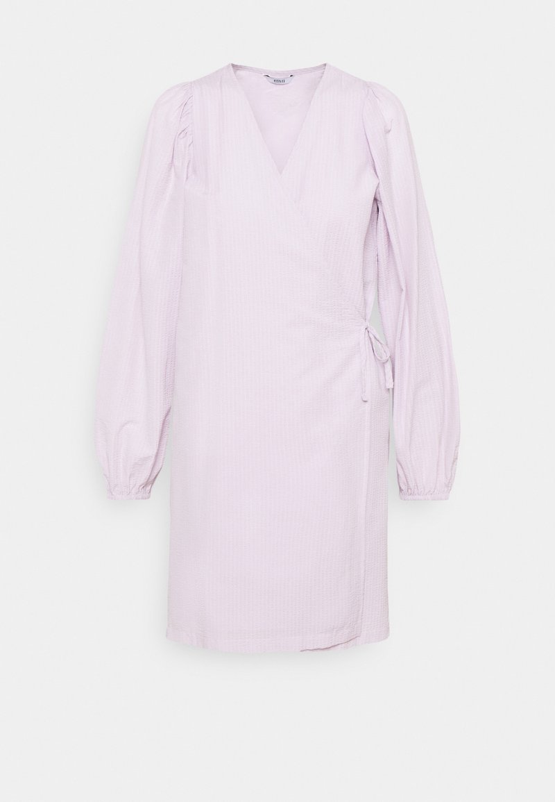 Vestido envolvente de lavanda con escote en V, mangas largas abullonadas, detalles fruncidos y un lazo en la cintura. Fabricado con tela texturizada.