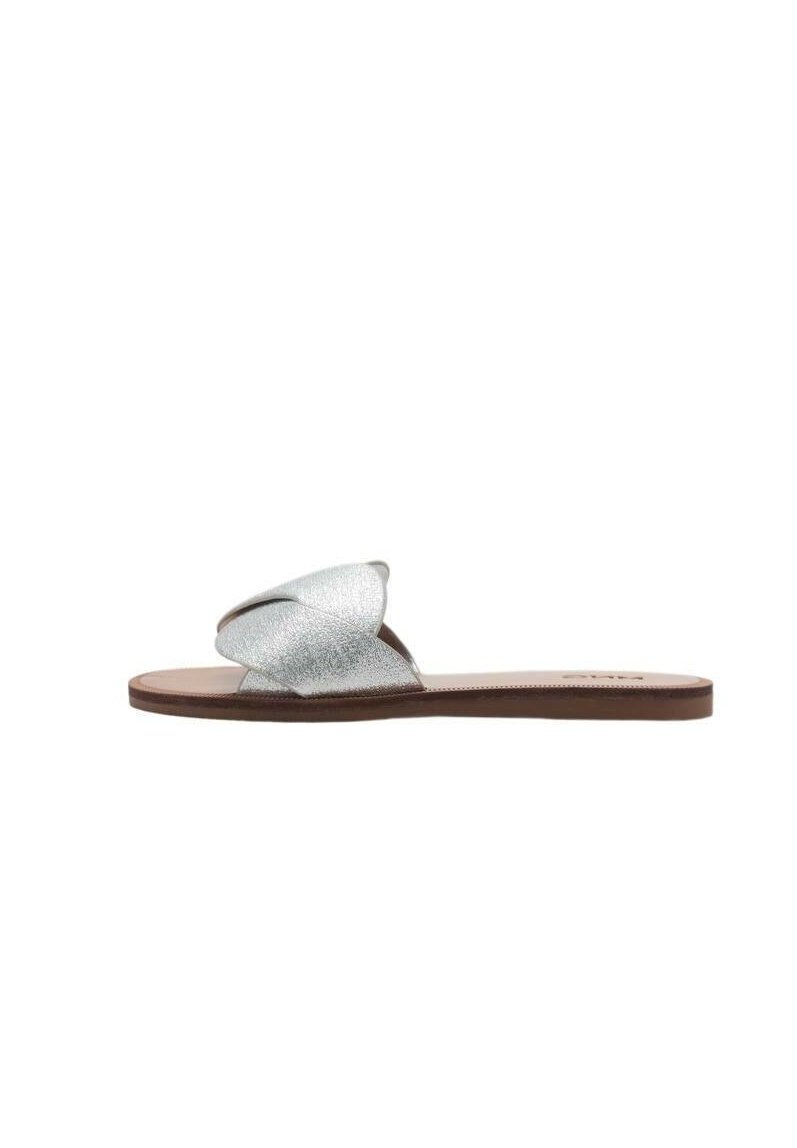 Sandalini piatti metallici argento con un ampio design a strisce attorcigliate e suola marrone. Texture liscia con un leggero luccichio. Stile minimalista e indossabili senza chiusure.