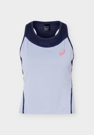 Ανοιχτό μπλε αθλητικό φανελάκι χωρίς μανίκια με σκούρο μπλε διάτρητο επάνω μέρος και ροζ λογότυπο Asics στο στήθος, εμφανιζόμενο σε λευκό φόντο.