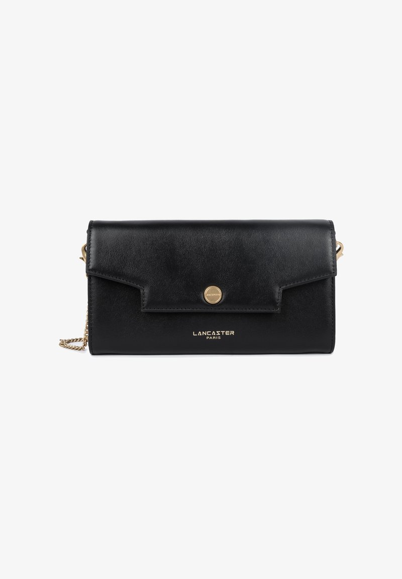 Portafoglio in pelle nera con chiusura a pattina, hardware dorato e tracolla a catena. Presenta un logo del marchio impressato e una superficie liscia.