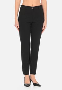 Pantaloni neri su misura con un design aderente, chiusura con bottone argento e una texture liscia, con gambe affusolate e orli sfuggenti.