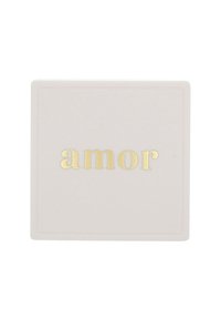 Scatola quadrata di un rosa chiaro opaco con una texture liscia. La parola "amor" è in rilievo in lettere dorate lucide sulla parte frontale.