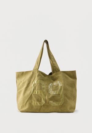 Borsa tote grande in tessuto verde oliva con due manici e numero lucido "99" ricamato sulla parte anteriore.