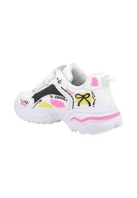 Sneaker bianco con disegni colorati, inclusi accenti neri e motivi rosa, gialli e a stelle. Suola spessa con grip testurizzato.