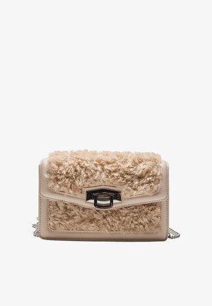 Petite sac à main beige avec une texture en fourrure frisée sur le rabat avant, fermoir en métal noir et bandoulière en chaîne argentée sur fond blanc.