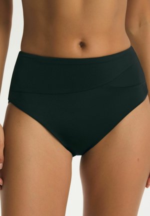 Ženský trup oblečený v čiernych bikínach s vysokým pásom a detailom zloženého pásu, stojaci na jednoduchom svetlom pozadí.