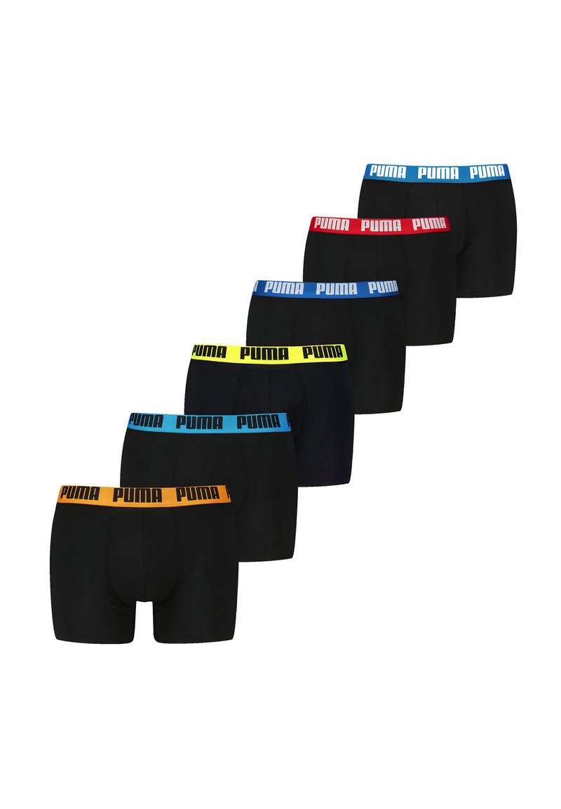 Schwarze Boxerbriefs mit elastischen Taillenbändern in Orange, Rot, Gelb, Blau und Schwarz, mit dem deutlich sichtbaren "PUMA"-Logo.