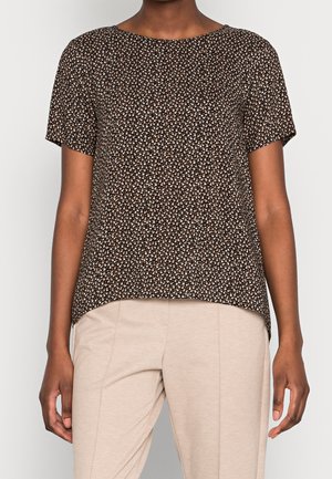 Blusa a maniche corte in tessuto marrone scuro, con un motivo floreale in bianco e beige. Collo rotondo e orlo leggermente curvo.