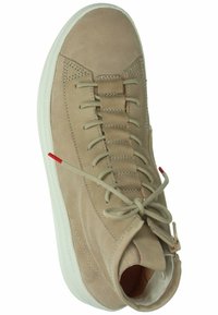 Beige mocka höga sneakers med platta snören, sömnadsdetaljer och vit gummisula. Har en siddragkedja och en subtil röd detalj.