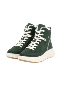 Baskets montantes en daim vert foncé, avec des lacets blancs et une semelle blanche texture. Les accents comprennent une fermeture éclair sur le côté et une doublure en fourrure.