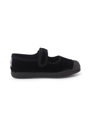 Zapato negro de terciopelo estilo Mary Jane con correa, suela de goma y punta redondeada. Presenta una superficie texturizada y una suela negra contrastante.