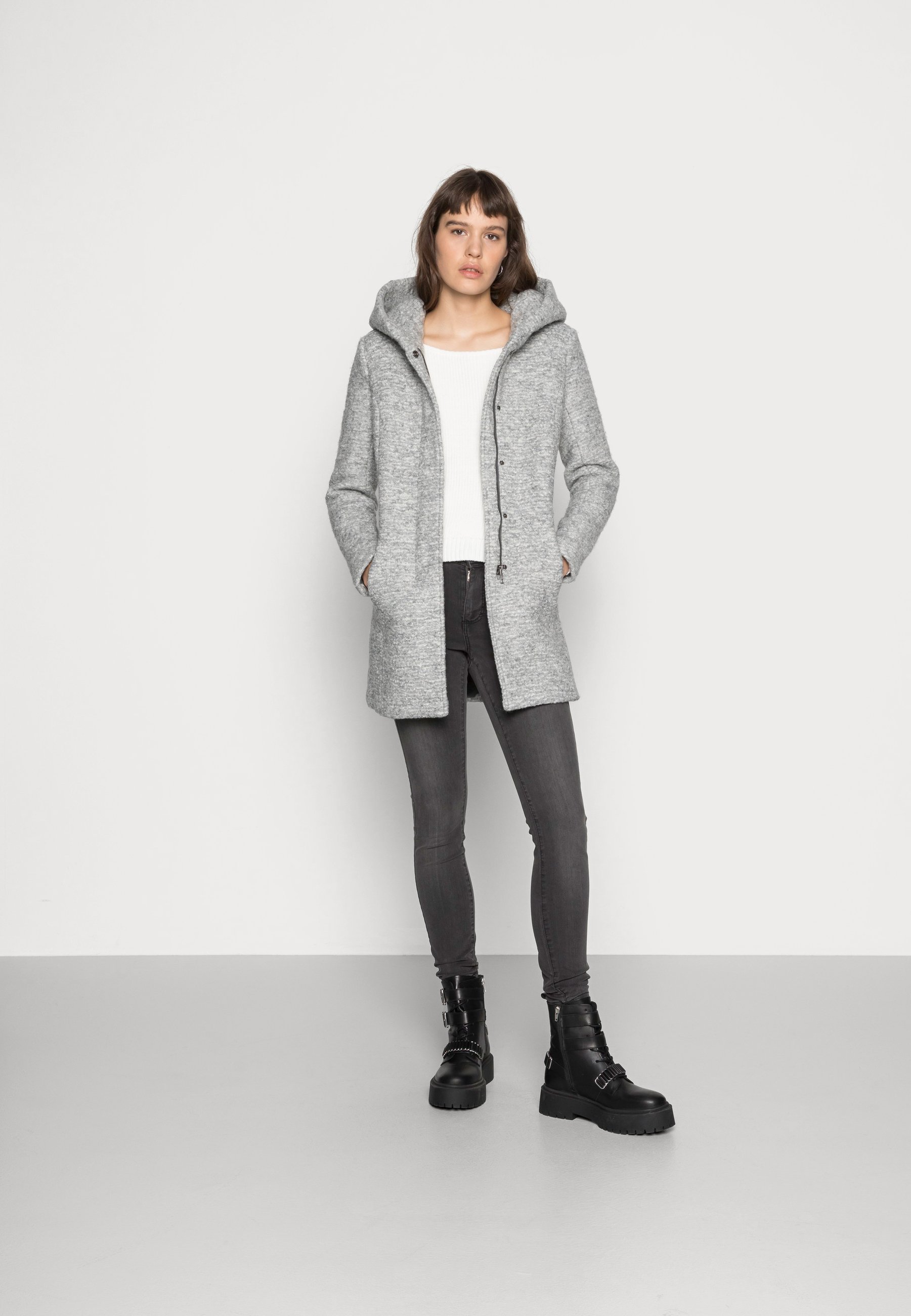 Ahorra hasta un 75% en moda de Columbia, Weekday y Only con las ofertas de  Zalando Privé - Showroom