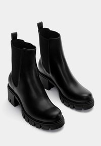 PULL&BEAR Kotníkové boty na platformě - black