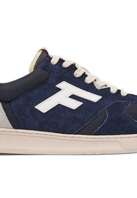 Baskets en suède bleu marine avec des accents en maille, logo blanc et lacets crème. Semelle beige avec un motif de bande de roulement texturé et détail de talon renforcé.