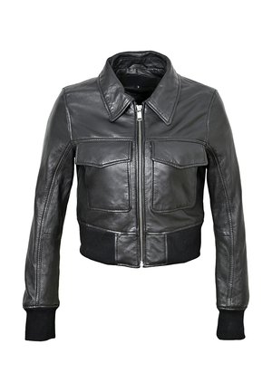 Chaqueta de cuero negra con un diseño con cuello, cierre frontal con cremallera, dos bolsillos en el pecho y puños y dobladillo acanalados. Textura suave y forma ajustada.