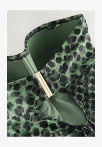 Nem kiválasztott, green/black leopard print