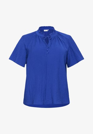 Blauwe blouse met korte mouwen van textuurstof. Heeft een hoge, geplooide halslijn met een strik en drie decoratieve knopen aan de voorkant.