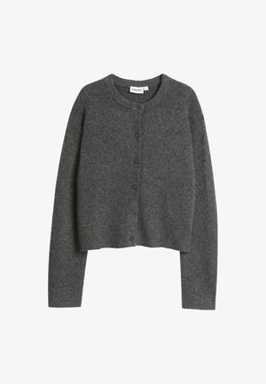 Ciemnoszary, długi kardigan zapinany na guziki z okrągłym dekoltem i ściągaczem, prezentowany na białym tle.