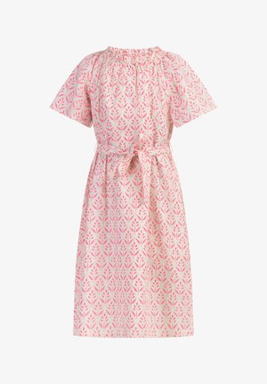 Hellrosa Kleid mit kurzen Ärmeln, gerafftem Ausschnitt, Taillenschleife und wiederholtem rotem Blumenmuster.
