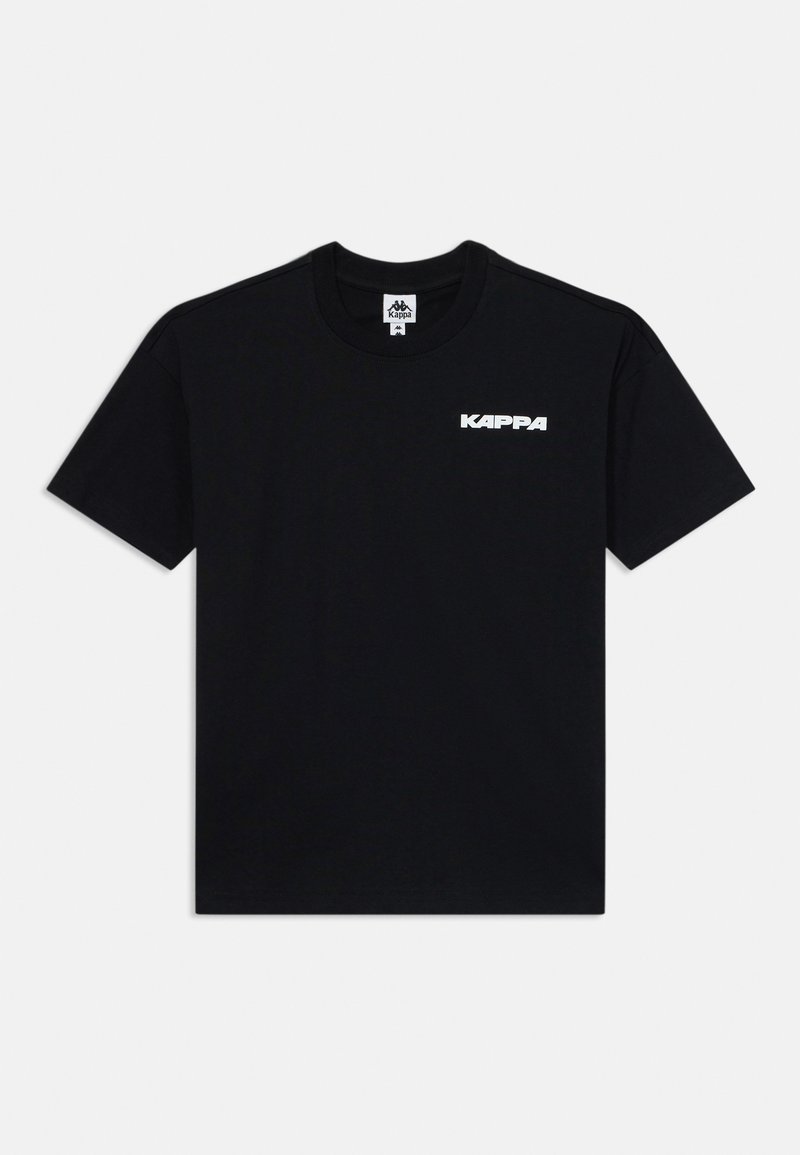 Must have musträbava musta puuvillane T-särk, millel on ümmargune kaelus, lühikesed varrukad ja valge "KAPPA" logo vasakul rinnal. Sile tekstuur, klassikaline istuvus.