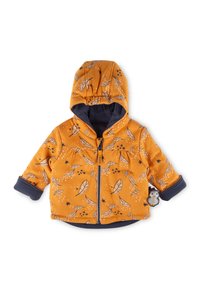 Die orange Kapuzenjacke eines Kleinkindes mit Blatt- und Sternmustern, marineblauen Bündchen und einem kleinen Pinguinspielzeug, das am rechten Ärmel befestigt ist.