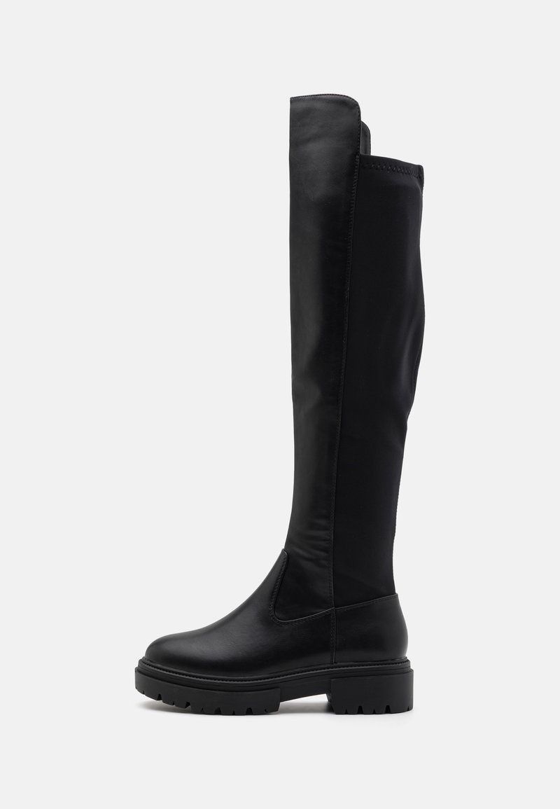 Botas pretas até ao joelho feitas de couro liso com sola de borracha robusta, apresentando um formato ajustado e costuras mínimas para um visual elegante.
