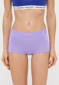 Λιλά βαμβακερά μποξεράκια με φαρδύ λάστιχο που φέρει ανάγλυφο το λογότυπο "BJÖRN BORG". Λείος υφασμάτινος σχεδιασμός χωρίς ραφές και εφαρμογή που αγκαλιάζει.