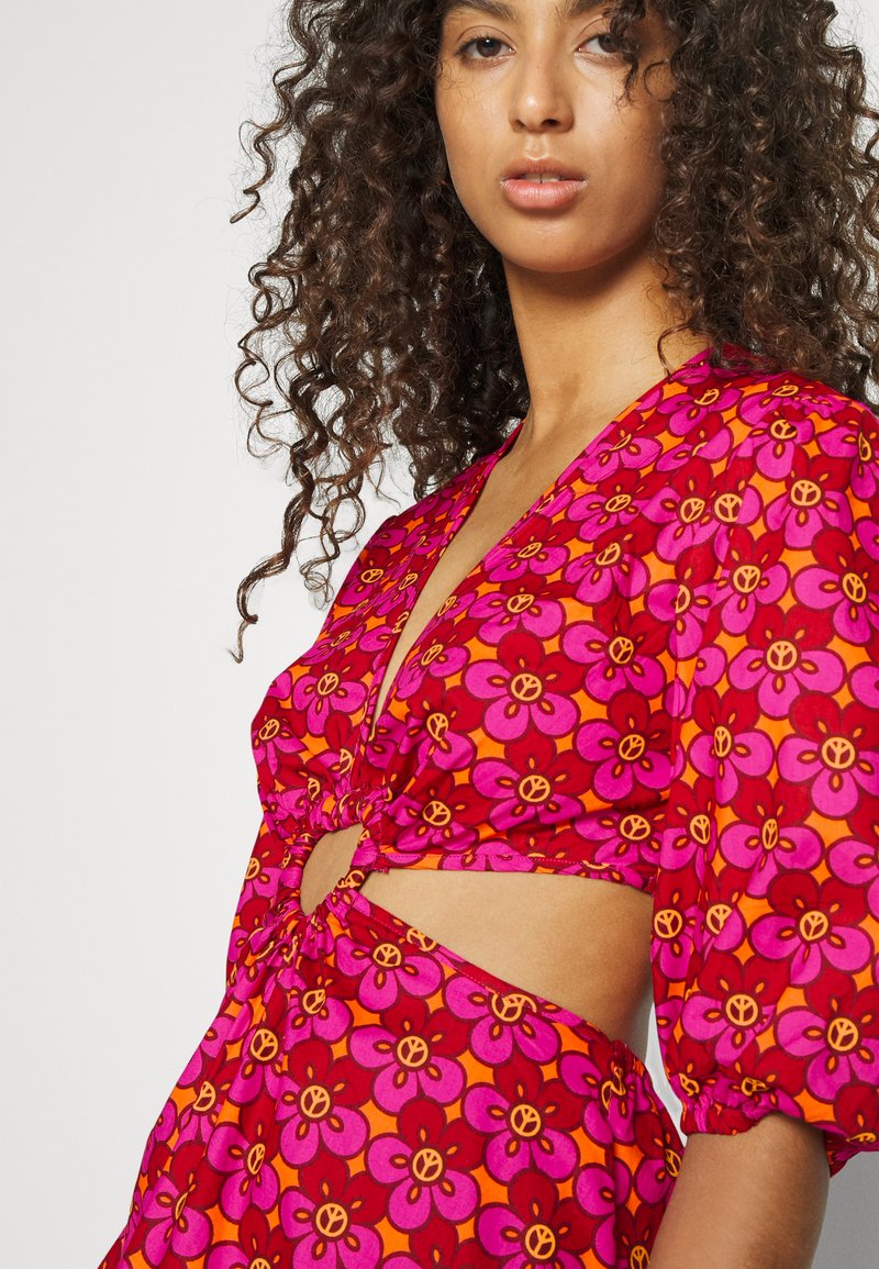 Damen Freizeitkleider | Never Fully Dressed PEACE FLOWER MINI DRESS Freizeitkleid multi/mehrfarbig - EE40476 Damen Freizeitkleider | Never Fully Dressed PEACE FLOWER MINI DRESS Freizeitkleid multi/mehrfarbig - EE40476