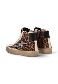 Zapatillas altas con un estampado de leopardo, detalles en crema y negro, un rayo brillante y una suela de goma texturizada.
