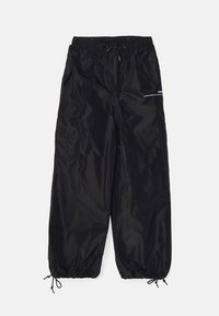 Pantalon cargo en nylon noir avec taille élastique, poignets à cordon, poches latérales et un petit logo blanc sur la cuisse droite.