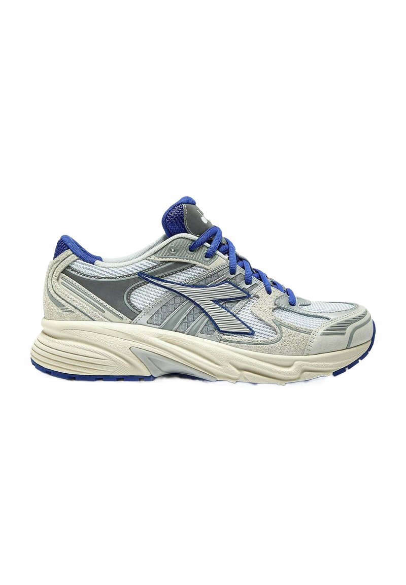 Scarpa sportiva grigia chiara con accenti blu, dotata di tomaia in rete, colletto imbottito e suola testurizzata per una migliore aderenza. Logo laterale visibile.