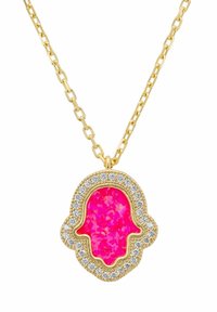 Guldkæde med en pink hamsa-pendant med glitrende tekstur, omgivet af små klare accentsten.