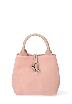 Piccola borsa in suede rosa con manici arrotondati di un beige chiaro e una chiusura a toggle in argento al centro anteriore.