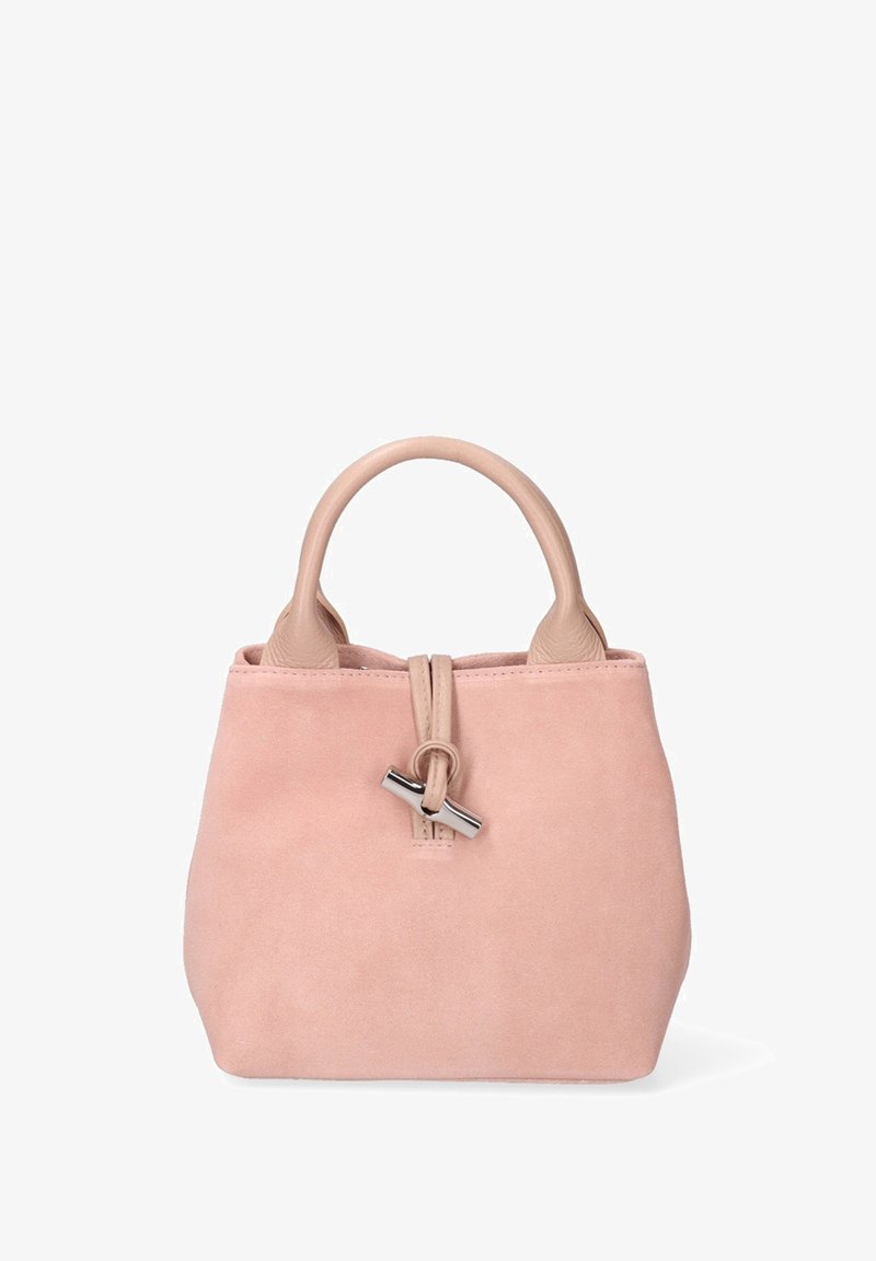 Petite sac à main en daim rose avec des poignées arrondies beige clair et un fermoir en métal argenté au centre à l'avant.