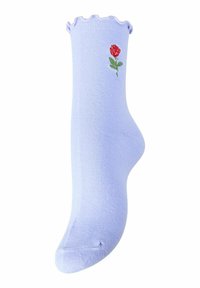 Calzino alla caviglia color lilla chiaro con orlo arricciato e ricamo di rosa rossa. Texture liscia, lunghezza a metà polpaccio e forma aderente.