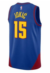 Blå basketballtrøje med røde detaljer. Ryggen har "JOKIĆ" i gule bogstaver over "15." Fremstillet af letvægts, åndbart stof.