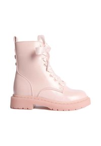 Botas de tobillo de imitación piel en color rosa, con cierre de cordones en la parte delantera, cintas de raso, suela gruesa y un acabado texturizado. Cuenta con una pestaña trasera para facilitar su uso.