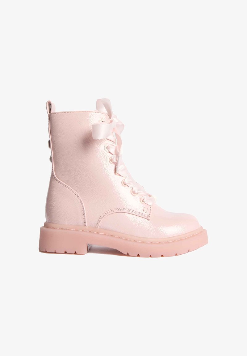 Botas de tobillo de imitación piel en color rosa, con cierre de cordones en la parte delantera, cintas de raso, suela gruesa y un acabado texturizado. Cuenta con una pestaña trasera para facilitar su uso.