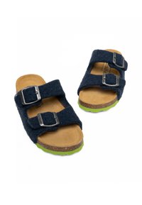 Sandales en feutre bleu foncé avec deux boucles réglables et une semelle en liège. Semelle extérieure verte pour un contraste supplémentaire. Design décontracté et à enfiler.