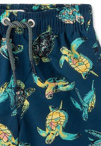 Badeshorts mit einem dunkelblauen Hintergrund und bunten Schildkrötenmustern. Elastischer Bund mit Kordelzug und silbernen Ösen.