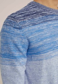 Modrý pletený svetr s horizontálními pruhy v různých odstínech modré, s texturovaným povrchem a kulatým výstřihem.