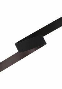 Zwarte en bruine leren riem met een gladde textuur. Plat ontwerp met een doorlopende lus, met contrasterende kleuren en een eenvoudige constructie.