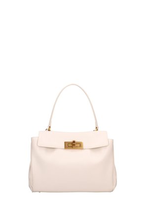 Sac à main en cuir blanc avec une forme structurée, une poignée supérieure unique et un détail de fermoir doré à l'avant. Texture lisse et design minimaliste.