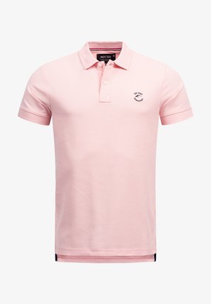 Jasnoróżowa koszulka polo wykonana z bawełny. Posiada kołnierzyk, zapięcie na dwa guziki oraz małe granatowe logo na klatce piersiowej. Krótkie rękawy.