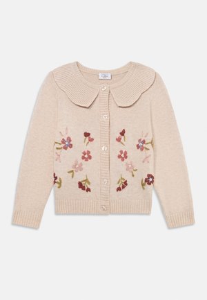 Lys beige cardigan med rund krage, fem knappelukkinger og blomsterbroderi i rosa, rødt og grønt over forsiden.
