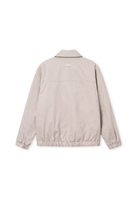 Jasnoszara, lekka kurtka z kołnierzem, elastycznym pasem i długimi rękawami; ma minimalistyczny design i naszywkę z tyłu.