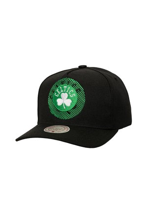 Casquette de baseball noire avec un logo circulaire brodé vert comprenant un trèfle et le texte "Celtics", un fond rayé texturé et une visière plate.
